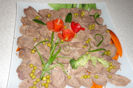 Примеры оформления салатов к праздничному столу: шаг 1