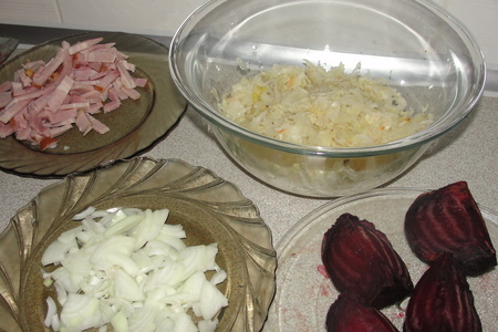 Салат из квашенной капусты со свеклой : - ): шаг 1