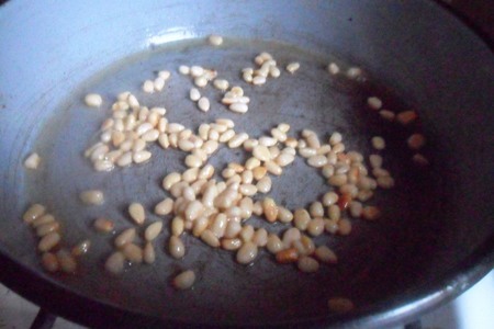Паста с яичным соусом и кедровыми орешками: шаг 3