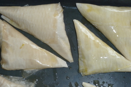 Греческие треуголки из теста фило с курино-луковой начинкой: шаг 12