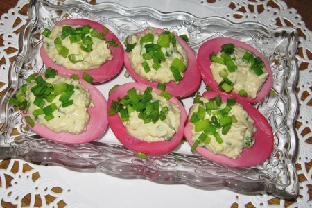 Розовые яйца с селедочным фаршем.: шаг 6