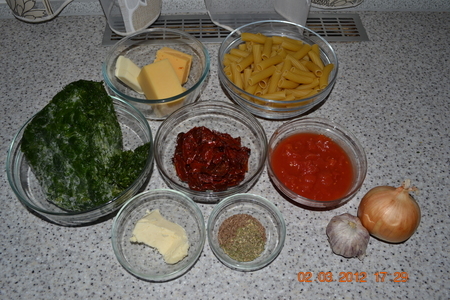 Макароны со шпинатом и вялеными помидорами: шаг 1