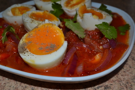 Яйца с острым луком и томатным соусом: шаг 2