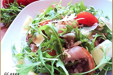 Салат из гречки, сырокопченого мяса, помидоров черри и руколы.: шаг 9