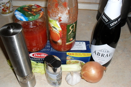 Паста  с томатным соусом и мидиями: шаг 1
