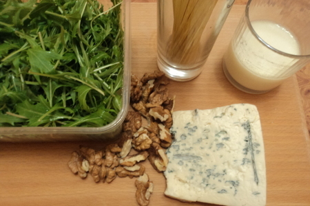 Паста с руколой и грецкими орехами под соусом с голубым сыром: шаг 1