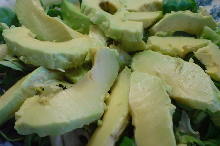 Салат из отварной белой рыбы и авокадо под сырно-укропным соусом: шаг 6