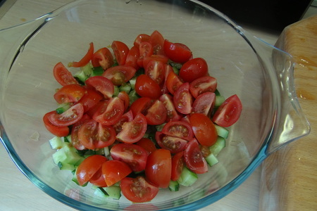 Овощной салат "краски лета" с оригинальной заправкой в лодочках из авокадо и сладкого перца: шаг 3