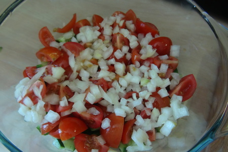 Овощной салат "краски лета" с оригинальной заправкой в лодочках из авокадо и сладкого перца: шаг 4