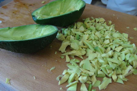 Овощной салат "краски лета" с оригинальной заправкой в лодочках из авокадо и сладкого перца: шаг 5