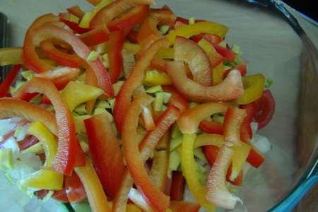 Овощной салат "краски лета" с оригинальной заправкой в лодочках из авокадо и сладкого перца: шаг 6