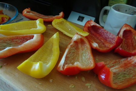 Овощной салат "краски лета" с оригинальной заправкой в лодочках из авокадо и сладкого перца: шаг 7