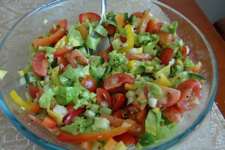 Овощной салат "краски лета" с оригинальной заправкой в лодочках из авокадо и сладкого перца: шаг 14