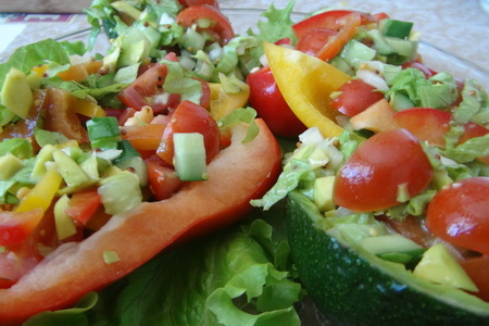 Овощной салат "краски лета" с оригинальной заправкой в лодочках из авокадо и сладкого перца: шаг 15