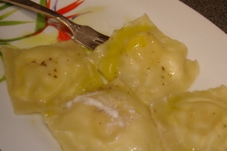 Равиоли с сыром рикотта, перепелиным желтком в трюфельном масле: шаг 8