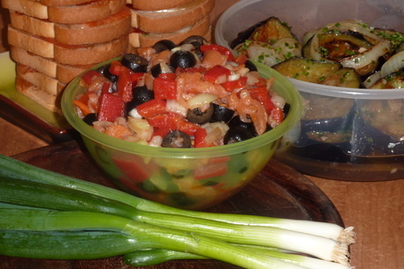 Салат пикантный с лососем и оливками: шаг 1