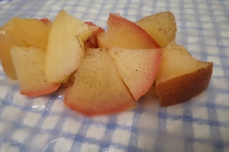 Яблочные спринг роллы с корицей, медом и ягодным джемом.: шаг 2
