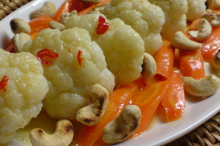 Тёплый витаминный салат из цветной капусты,моркови,чили и орешек-кешью.: шаг 6
