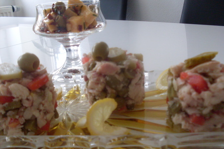 Закуска из копчёной форели и бонус маринованный сыр с оливками и вялеными томатами.: шаг 3