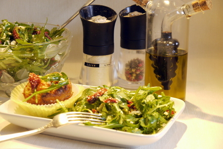 Салат из руколы с фетой и сушеными томатами: шаг 3