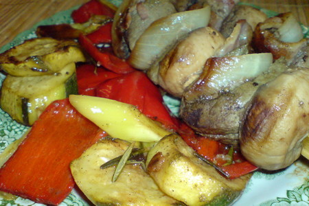 Шашлычки из телячьей печени,бекона и грибов с грилованными овощами: шаг 7