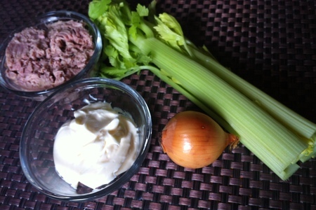 Салат из тунца с сельдереем: шаг 1