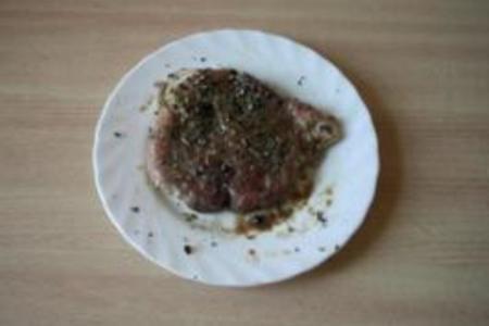 Свиная шея с соусом из весенних грибов с шафраном: шаг 3