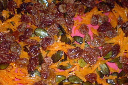 Сырники с морковью,изюмом и тыквенными семечками из духовки: шаг 4