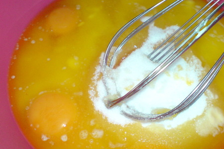 Апельсиновый кекс с соусом из белого шоколада и ликёра куантро: шаг 1