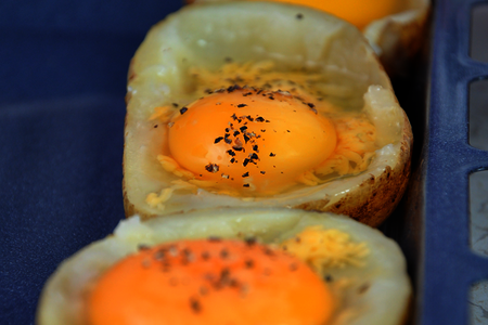 Яйцо с сыром запеченные в картофеле: шаг 1