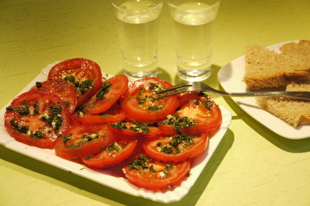 Экспресс-салат из малосольных помидоров: шаг 4