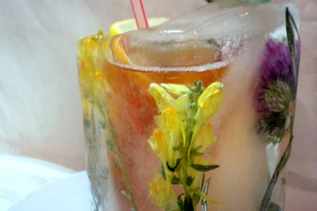 Напиток для снежной королевы в стакане из льда и цветов! дуэль!: шаг 5
