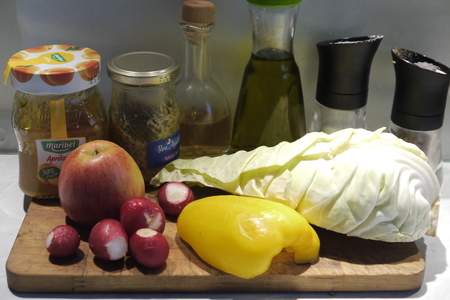 Салат из капусты с яблоком, редиской и конфитюрной заправкой: шаг 1
