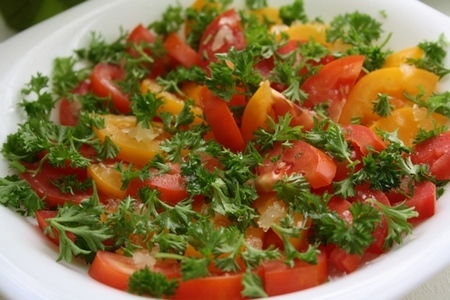 Салат "томаты с чесноком".: шаг 1