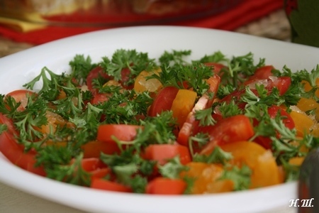Салат "томаты с чесноком".: шаг 3