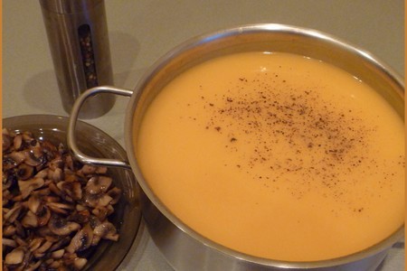 Тыквенный суп-пюре с грибами и пармезановыми гренками: шаг 5