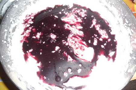 Десерт из черничного мусса с бисквитной крошкой и шоколадом "сокровища черной башни": шаг 17