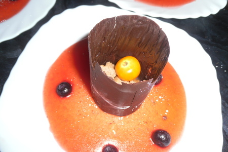 Десерт из черничного мусса с бисквитной крошкой и шоколадом "сокровища черной башни": шаг 20