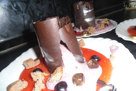 Десерт из черничного мусса с бисквитной крошкой и шоколадом "сокровища черной башни": шаг 23