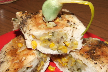 Рулет из куриной грудки с острым зеленым перцем, кукурузой, зеленым луком и белой хлебной крошкой: шаг 1