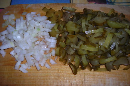 Салат из морской капусты с яйцами  и маринованными огурцами: шаг 2