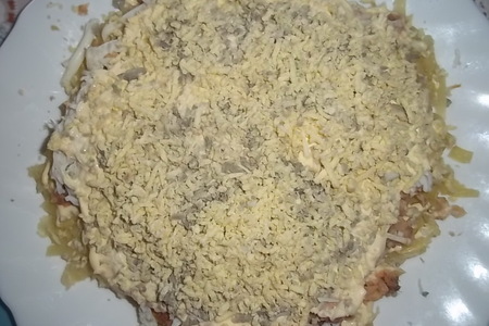 Салат из горбуши с копченым колбасным сыром: шаг 3