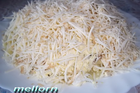 Салат из горбуши с копченым колбасным сыром: шаг 4