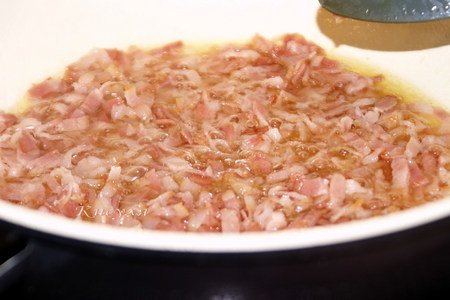 Фото приготовления рецепта: Мекленбургский картофельный рулет со шкварками