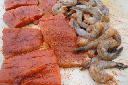 Рыба на кленовой дощечке с шалфеем и креветками: шаг 4