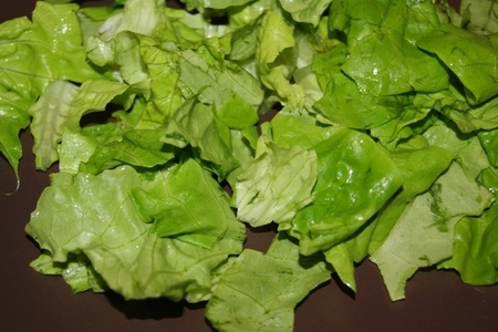 Зелёный салат с виноградом, сыром фета, салями и мятным соусом винегрет..: шаг 4