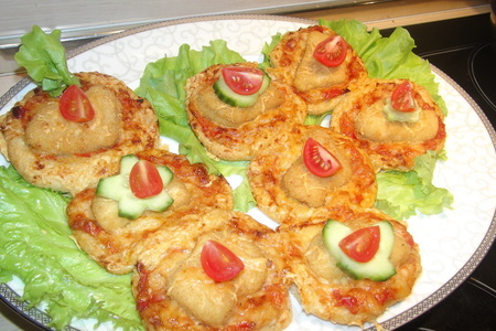 Новогодняя змейка из мини-пицц с наггетсами из мяса цыпленка "золотой петушок": шаг 8