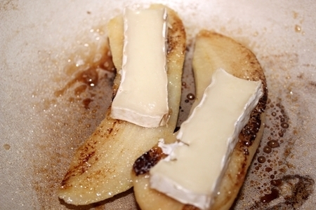 Карамелизированные груши с сыром: шаг 2