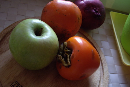 Яркий салат с хурмой и яблоками: шаг 1