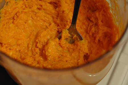 Морковно-апельсиновый рулет с карамельным соусом, миндалем и творожной начинкой: шаг 8